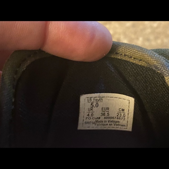 Big kids size 5 camouflage green vans - Picture 4 of 4